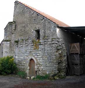 Vestiges du mur nord de la chapelle