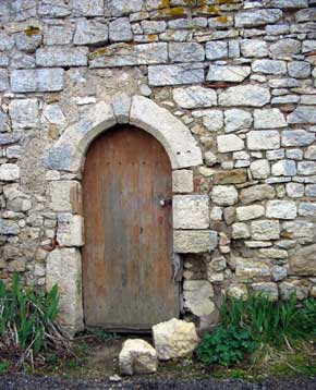 Porte aménagée dans le mur nord