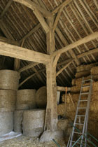Grange, charpente sur poteaux, détail