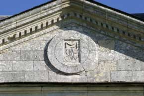 Inscription sur le fronton de la façade côté jardin