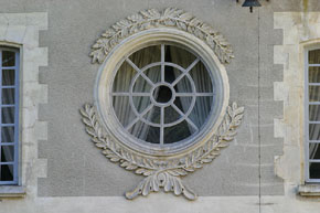 Façade, côté cour, oculus décoré de palmes 