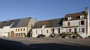 Maisons situées au nord de la place.